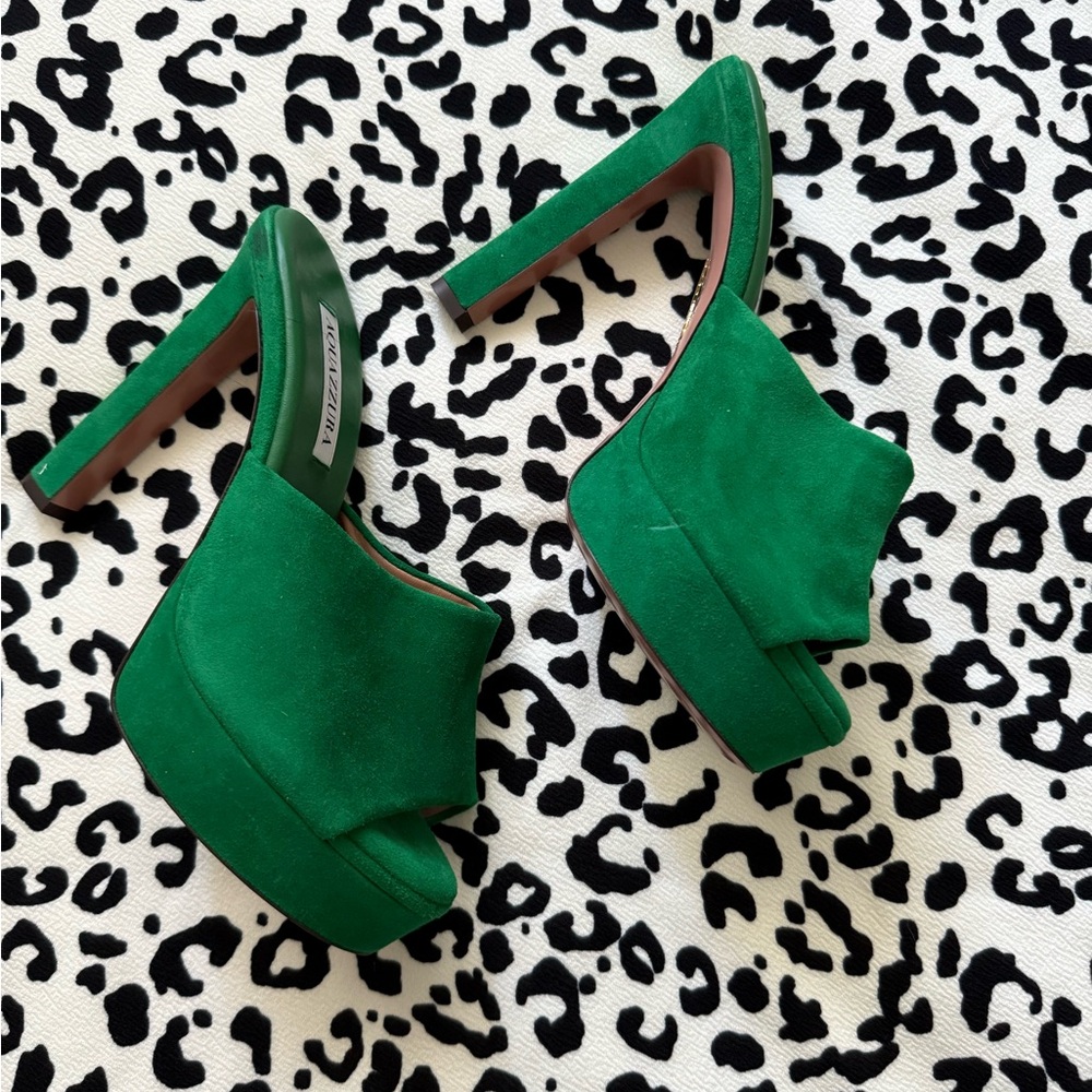 STUNNING KELLY GREEN SUADE AQUAZZURA MULES 💚